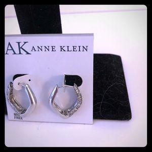 NWT silver angular hoop earrings 💝